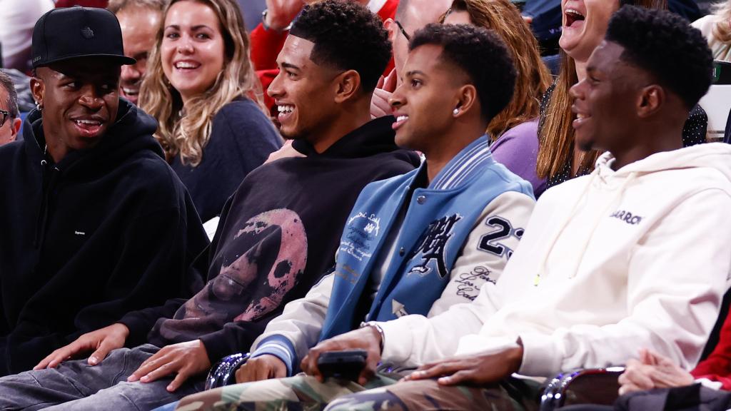 Vinicius, Bellingham, Rodrygo y Tchouaméni, como espectadores de un partido del Real Madrid de baloncesto