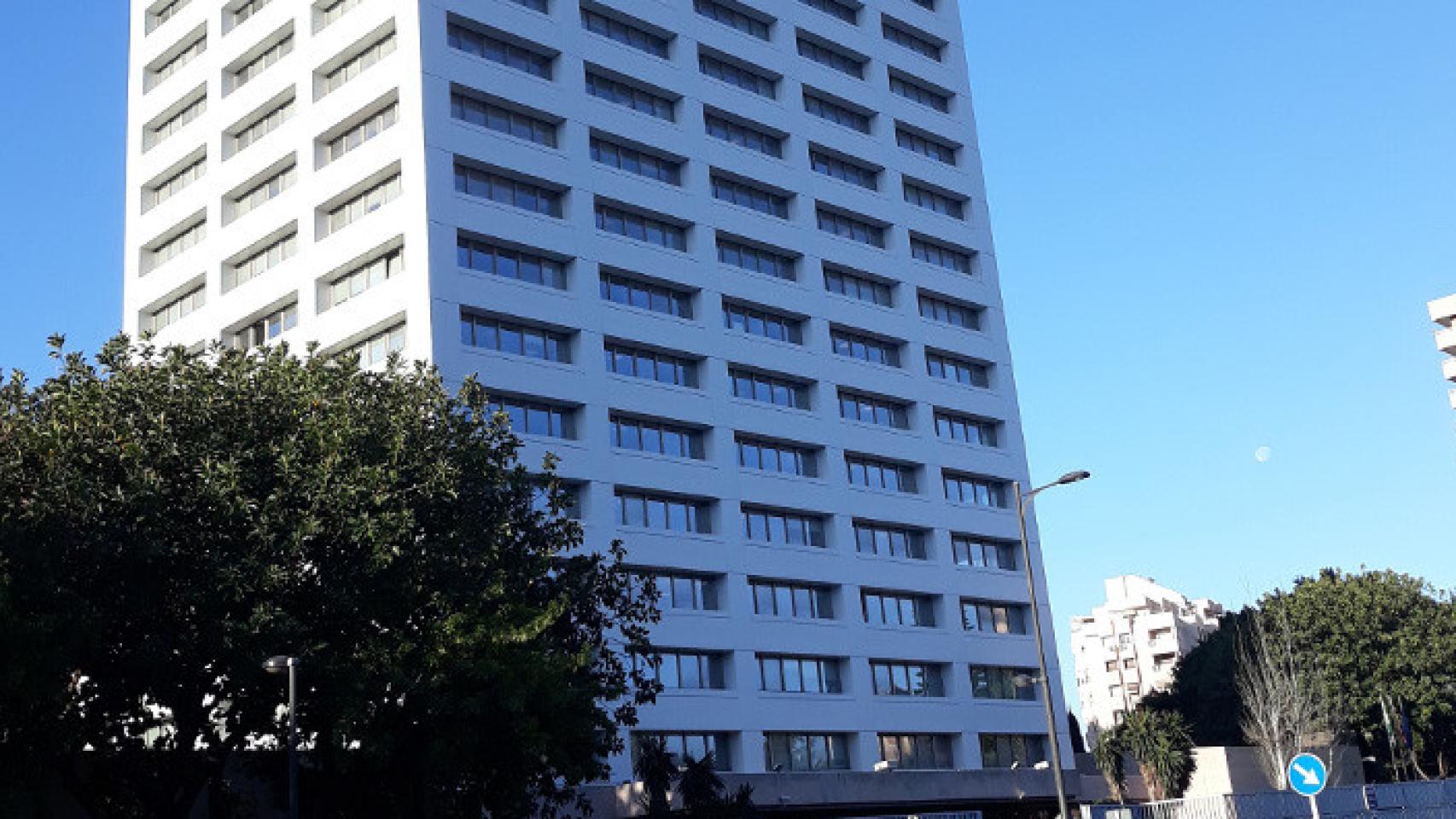 Imagen del 'Edificio Blanco' de la Junta de Andalucía en Málaga.