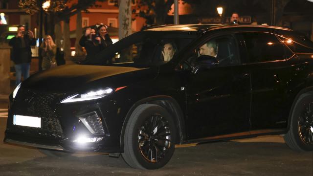 Felipe y Letizia llegan a la celebración del cumpleaños en el Lexus RX.