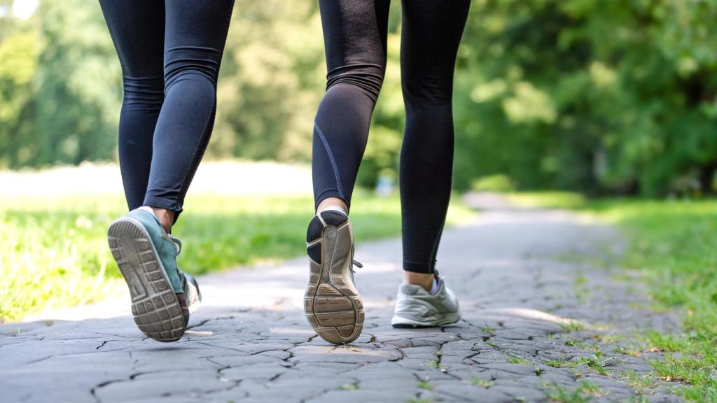 Imagen de las piernas de dos mujeres caminando.