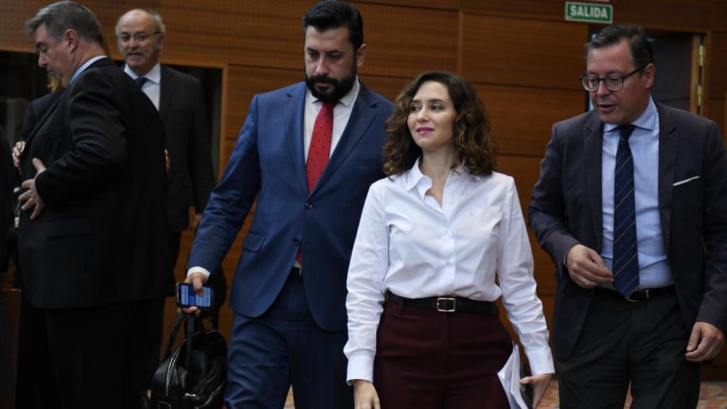 El portavoz del Partido Popular en la Asamblea de Madrid, Carlos Díaz-Pache, la presidenta de la Comunidad de Madrid, Isabel Díaz Ayuso, y el secretario general del PP de Madrid, Alfonso Serrano,