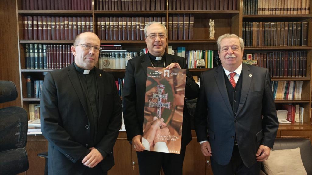 Entrega del cartel del Año Jubilar 2024 al secretario general de la CEE.