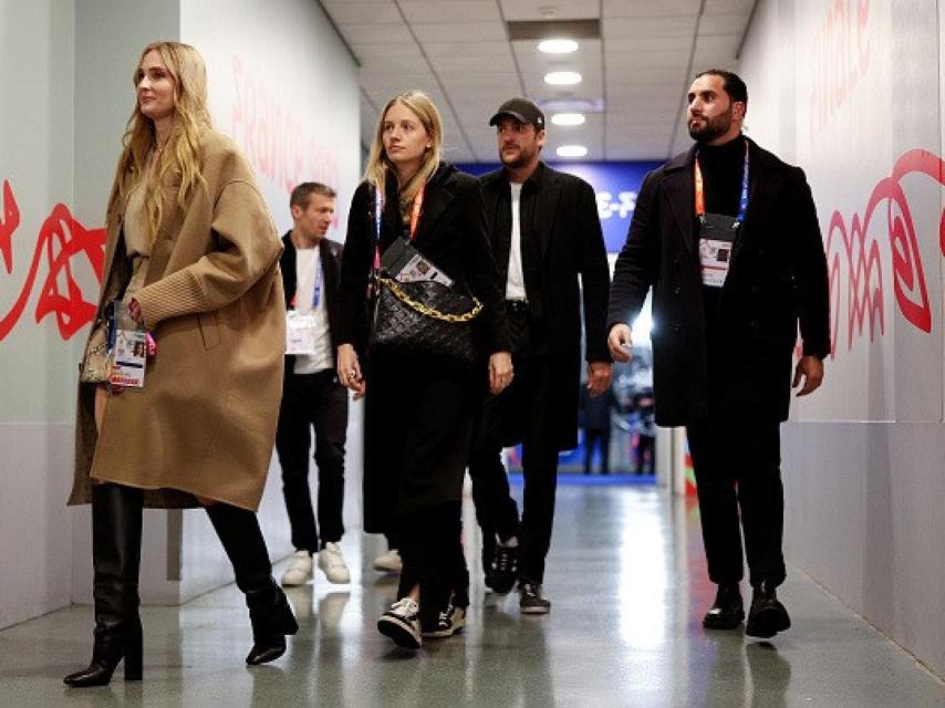 Sophie Turner y Peregrine Pearson (con gorra) en la final del Mundial de rugby.