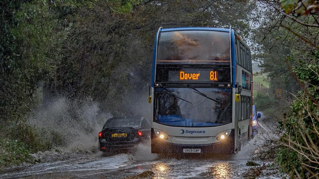 La borrasca 'Ciarán' deja grandes daños en la costa del sur de Inglaterra.
