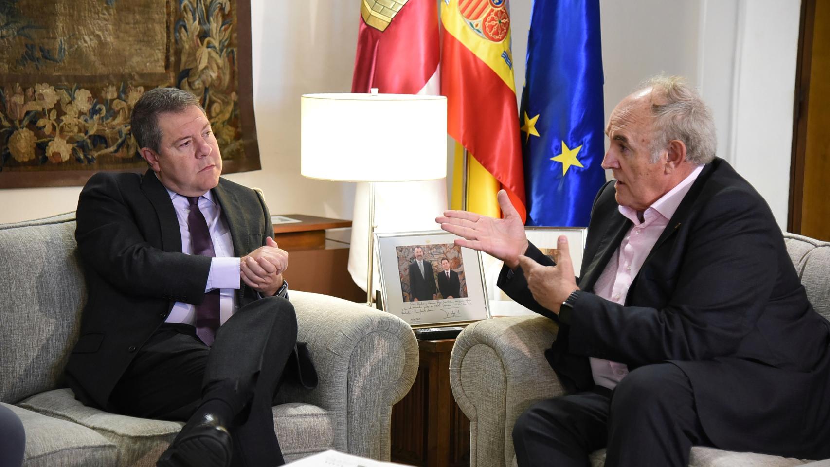 Emiliano García-Page (i) y José María Fresneda (d), este jueves en el Palacio de Fuensalida de Toledo.