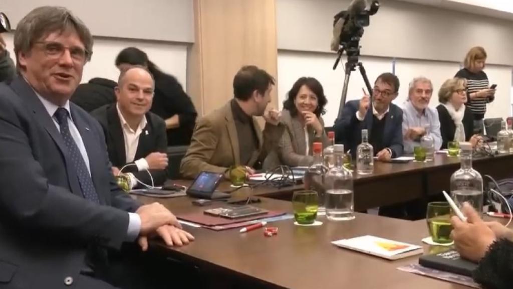 Puigdemont reunido con la cúpula de Junts en Bruselas.