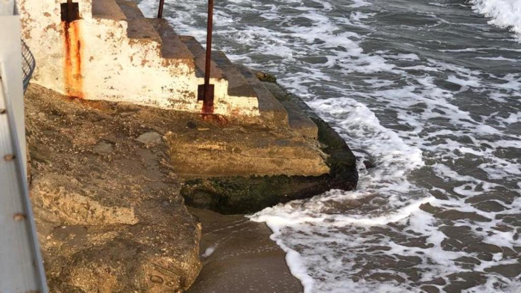 El agua llegando a las escaleras de las casas en Les Deveses en el último temporal.