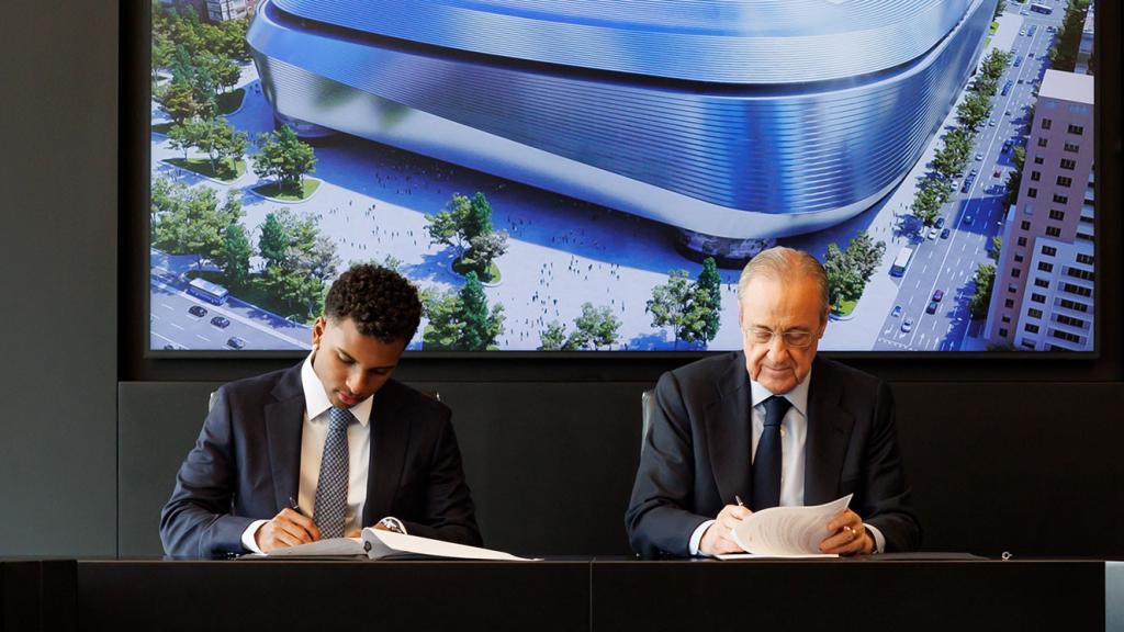 Rodrygo firma su renovación con el Real Madrid acompañado de Florentino Pérez