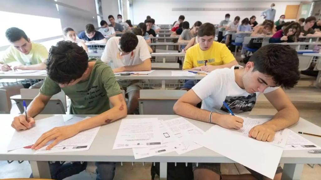 Alumnos universitarios.