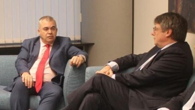 El secretario de Organización del PSOE, Santos Cerdán, y el expresidente de la Generalitat, Carles Puigdemont, el pasado 30 de octubre en Bruselas (Bélgica).