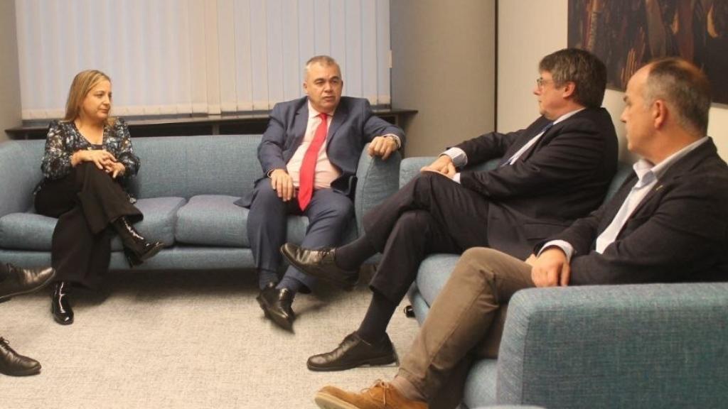 El secretario de Organización del PSOE, Santos Cerdán, y el expresidente de la Generalitat, Carles Puigdemont, el pasado 30 de octubre en Bruselas (Bélgica).