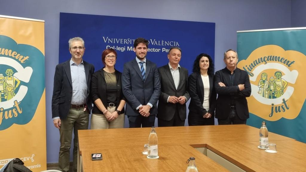 Representantes de la plataforma en la reunión de este jueves. EE