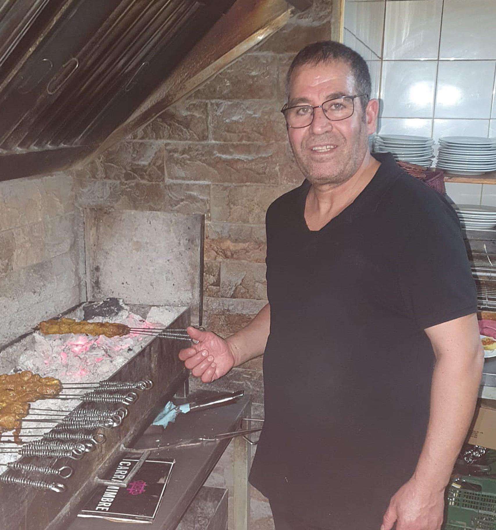 Abdelhakim cocinando