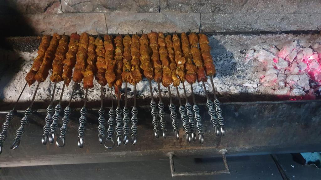 Los pinchos morunos a la brasa del Bar La Alhambra