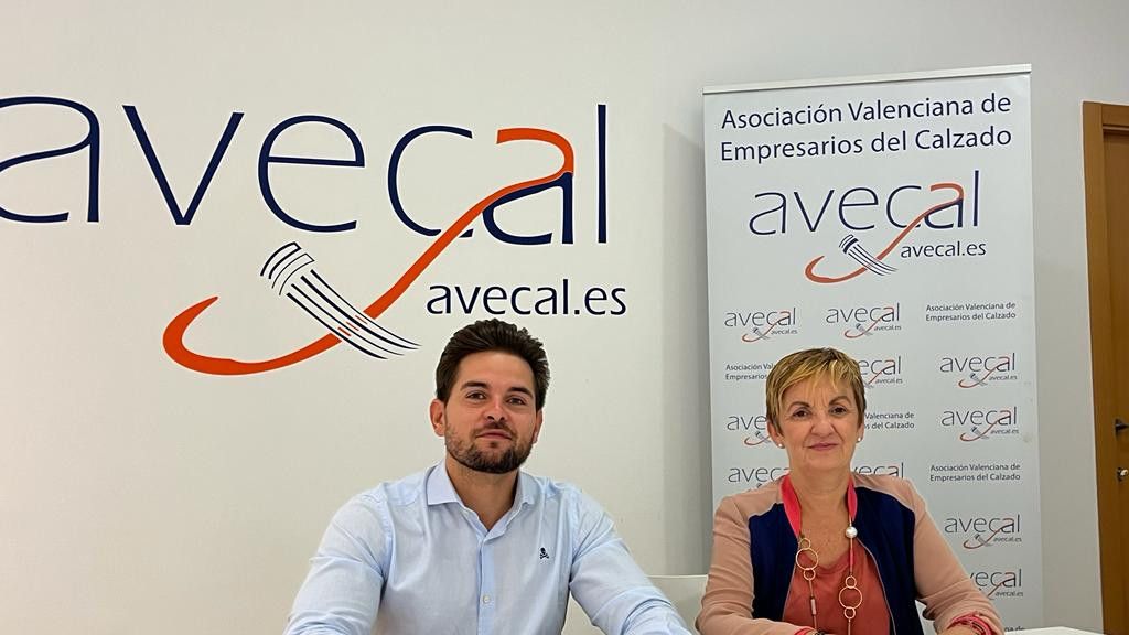 Firma del convenio entre Avecal y Aquaidam.