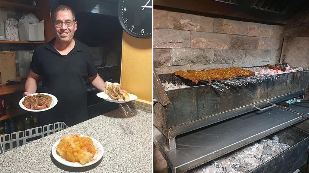 Abdelhakim con sus productos y los pinchos a la brasa