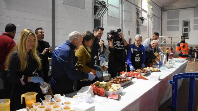 Degustación popular en la Fiesta de la Salchicha de Zaratán
