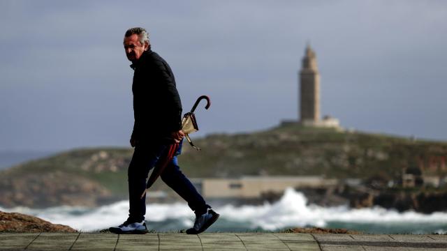 Un hombre camina este jueves por el paseo marítimo de A Coruña.