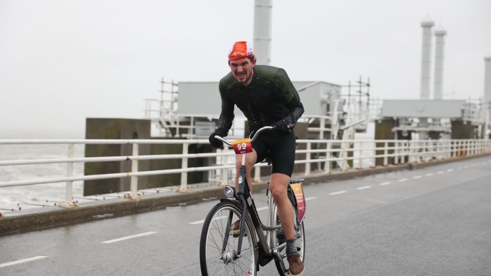 Un participante en el campeonato holandés de ciclismo contra el viento.