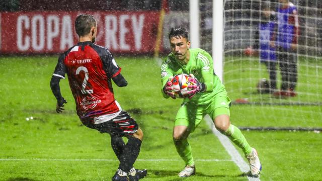 Un lance del encuentro entre el Arosa y el Granada.
