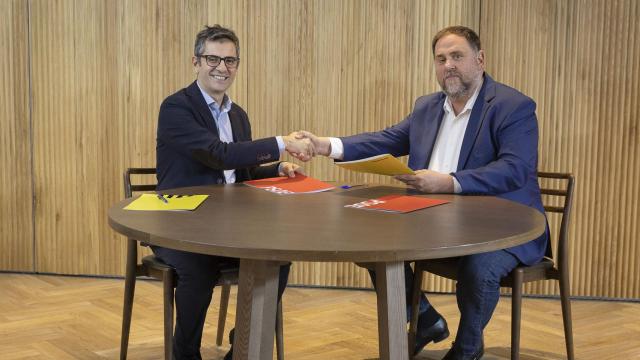 Oriol Junqueras, presidente de ERC, y Félix Bolaños, ministro de la Presidencia en funciones y jefe negociador del PSOE, en Barcelona.