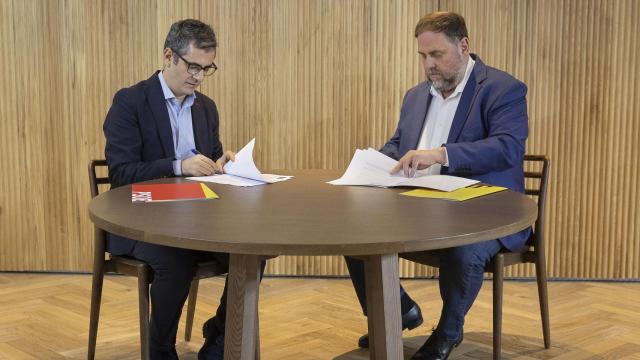 Félix Bolaños (PSOE) y Oriol Junqueras (ERC) firman el acuerdo para la investidura de Pedro Sánchez.