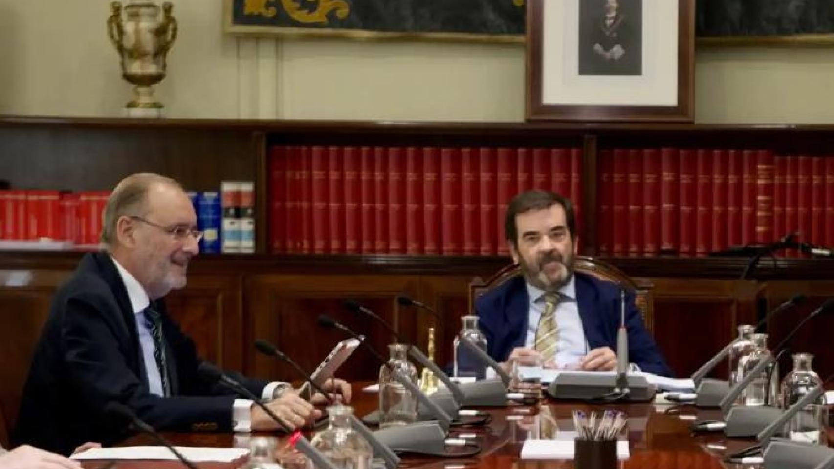 Alvaro Cuesta, a la izquierda del presidente suplente del CGPJ, Vicente Guilarte, en una imagen de archivo./
