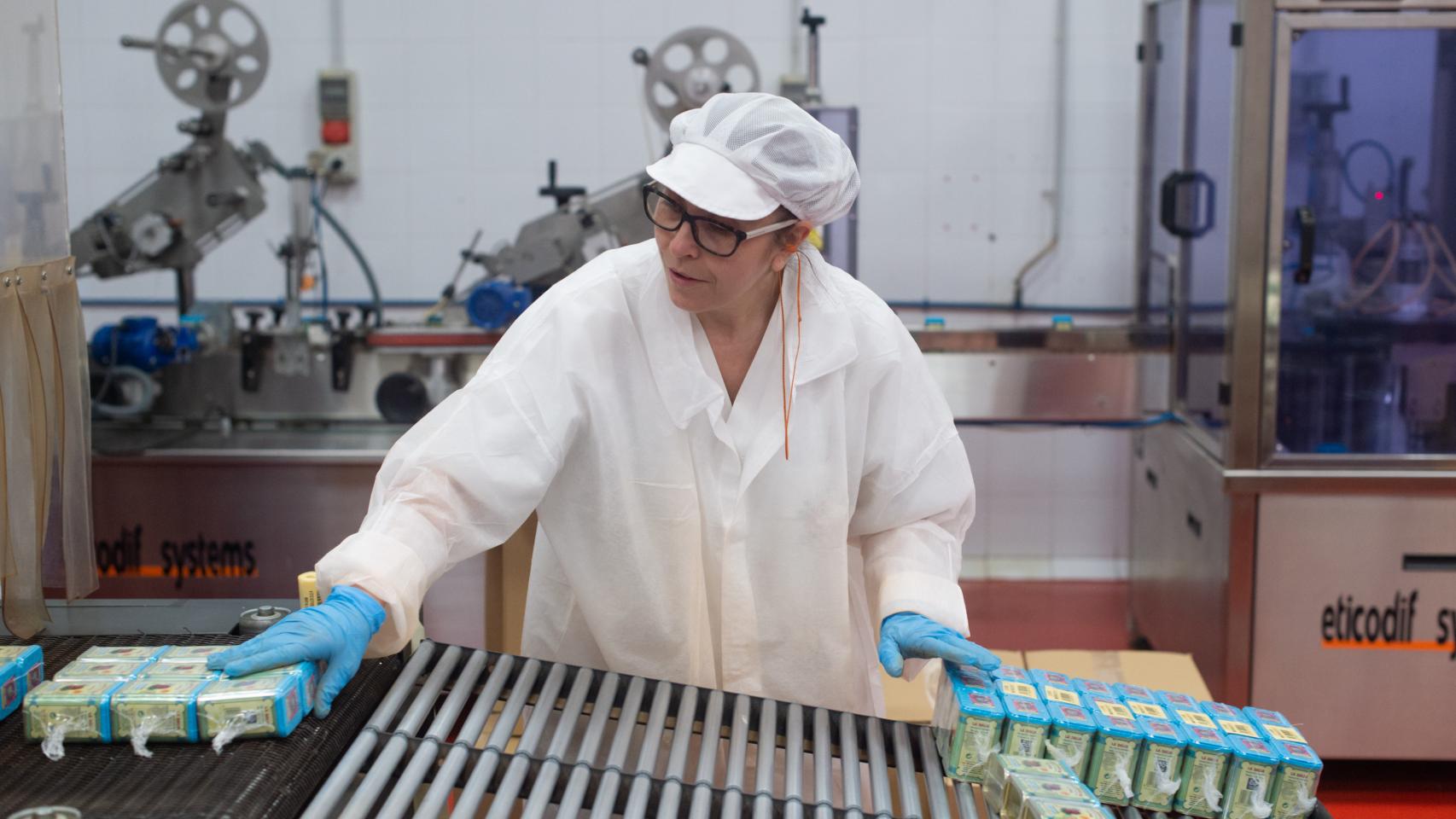 Trabajadora en una fábrica