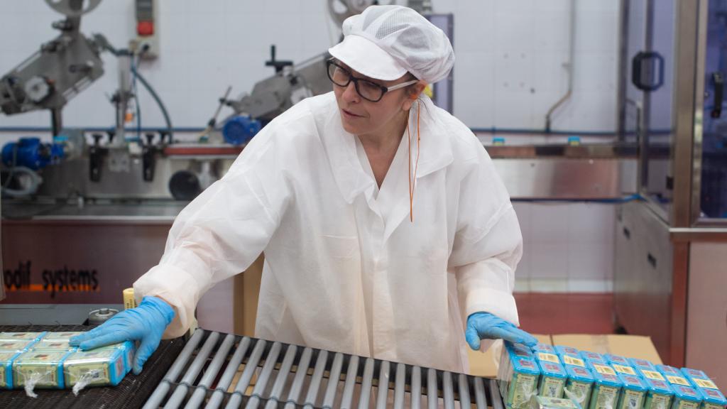 Trabajadora en una fábrica