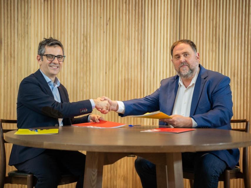 Félix Bolaños y Oriol Junqueras, tras sellar el acuerdo entre el PSOE y ERC.