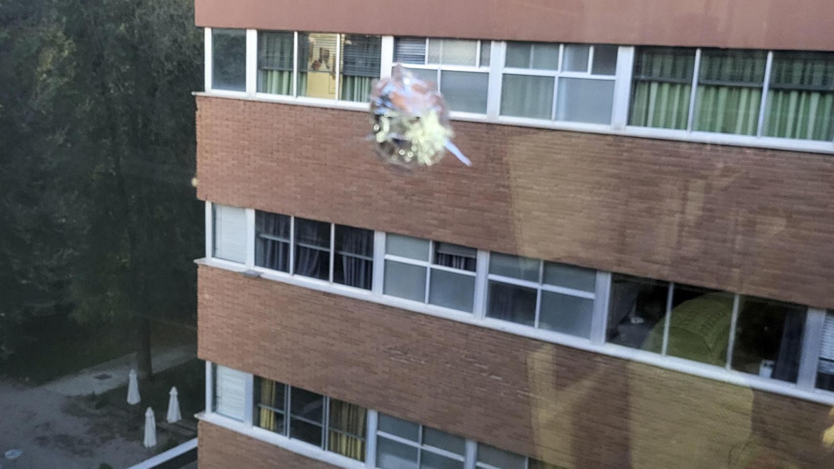 Una imagen del impacto de bala.