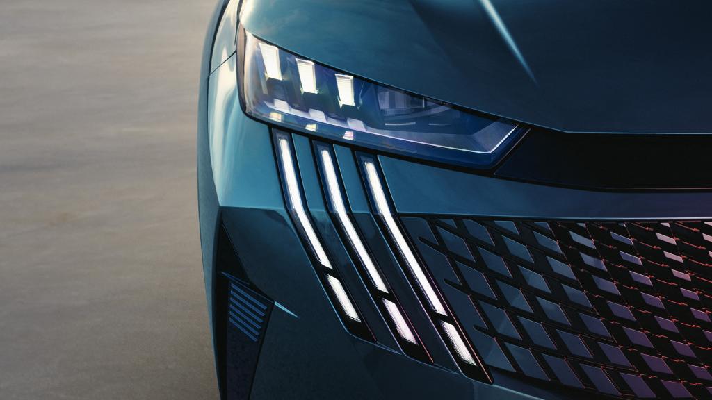 Grupos ópticos del Peugeot E-3008, seña de identidad de la marca.
