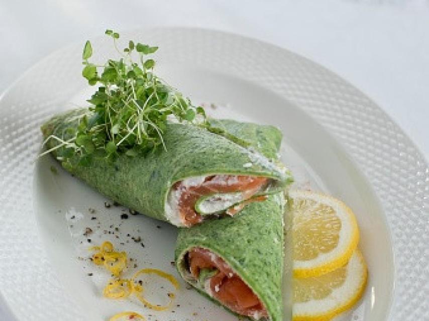 Crepes de espinaca, salmón, queso de cabra y aguacate