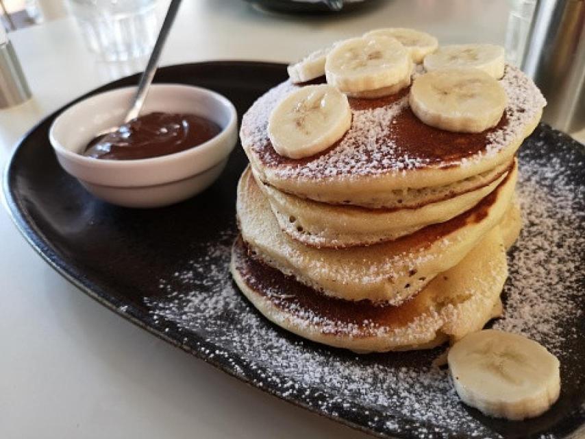 Pancakes con chocolate, plátano y coco