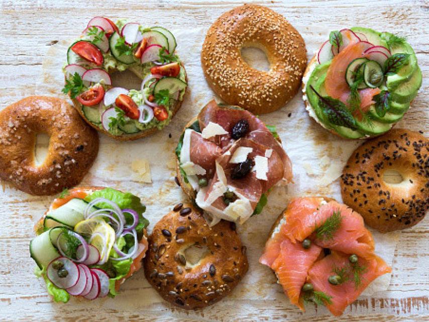 Bagel con pavo y aguacate