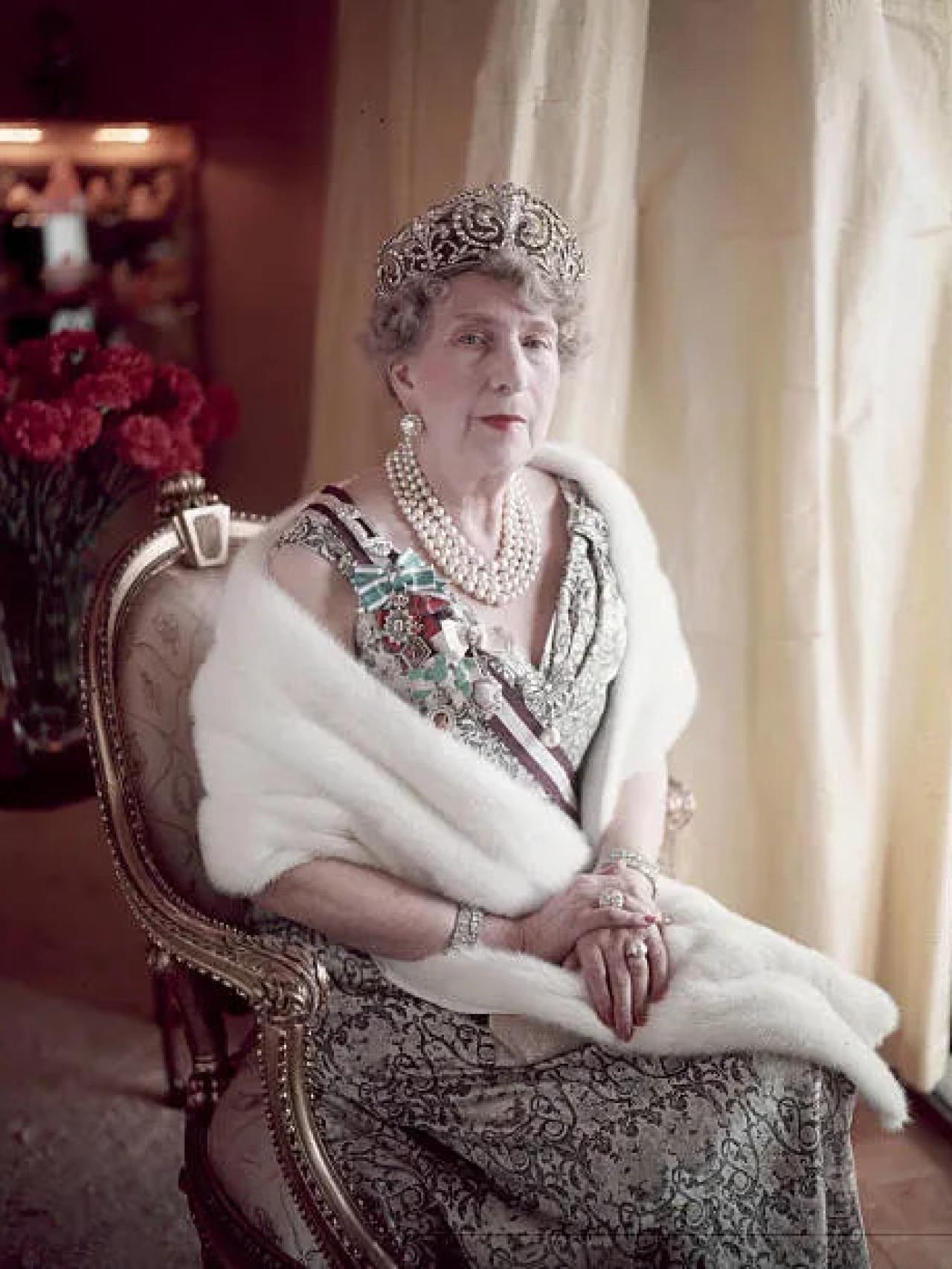 Victoria Eugenia de Battenberg llevando el collar de La Chata con tres hilos de perlas y las 37 perlas de Isabel II