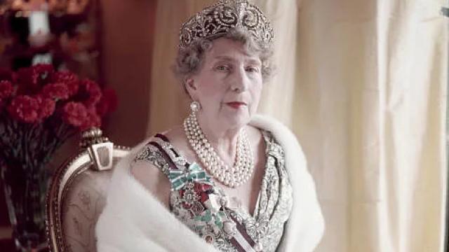 Victoria Eugenia de Battenberg llevando el broche 'La Peregrina'.