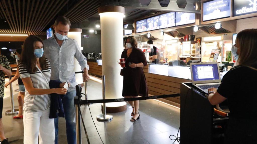 Letizia y Felipe VI, en un cine de Madrid en 2020.