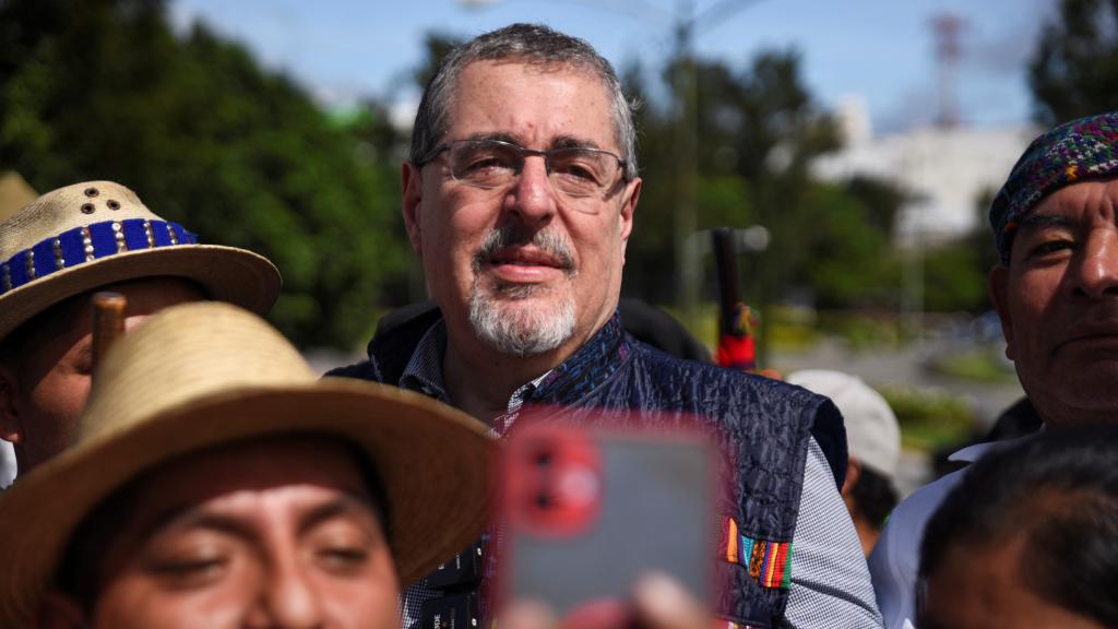 Bernardo Arévalo, presidente electo de Guatemala, en una marcha por la democracia el 20 de octubre.