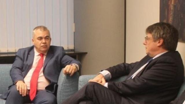 El secretario de Organización del PSOE, Santos Cerdán, y el expresidente de la Generalitat, Carles Puigdemont, el pasado 30 de octubre en Bruselas (Bélgica).