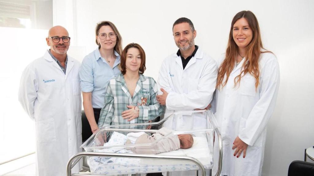 Las madres con el bebé y el equipo del hospital.