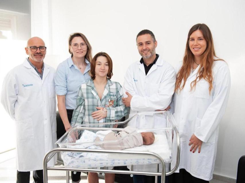 Las madres con el bebé y el equipo del hospital.