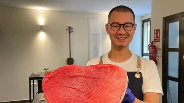 Zijian, dueño del restaurante Yama Shusi en Granada.