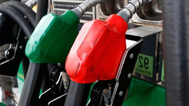 Imagen de archivo de un surtidor de gasolina.