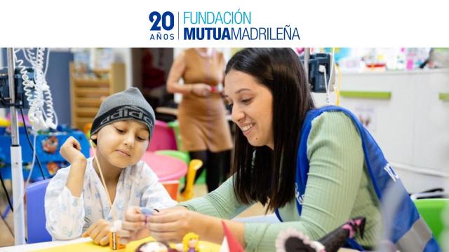 Una voluntaria juega con Mohamed, un paciente ingresado en el Hospital Materno-Infantil de Torrecárdenas.