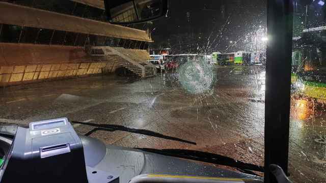 Interior del bus de la línea L16 tras el impacto de una piedra.