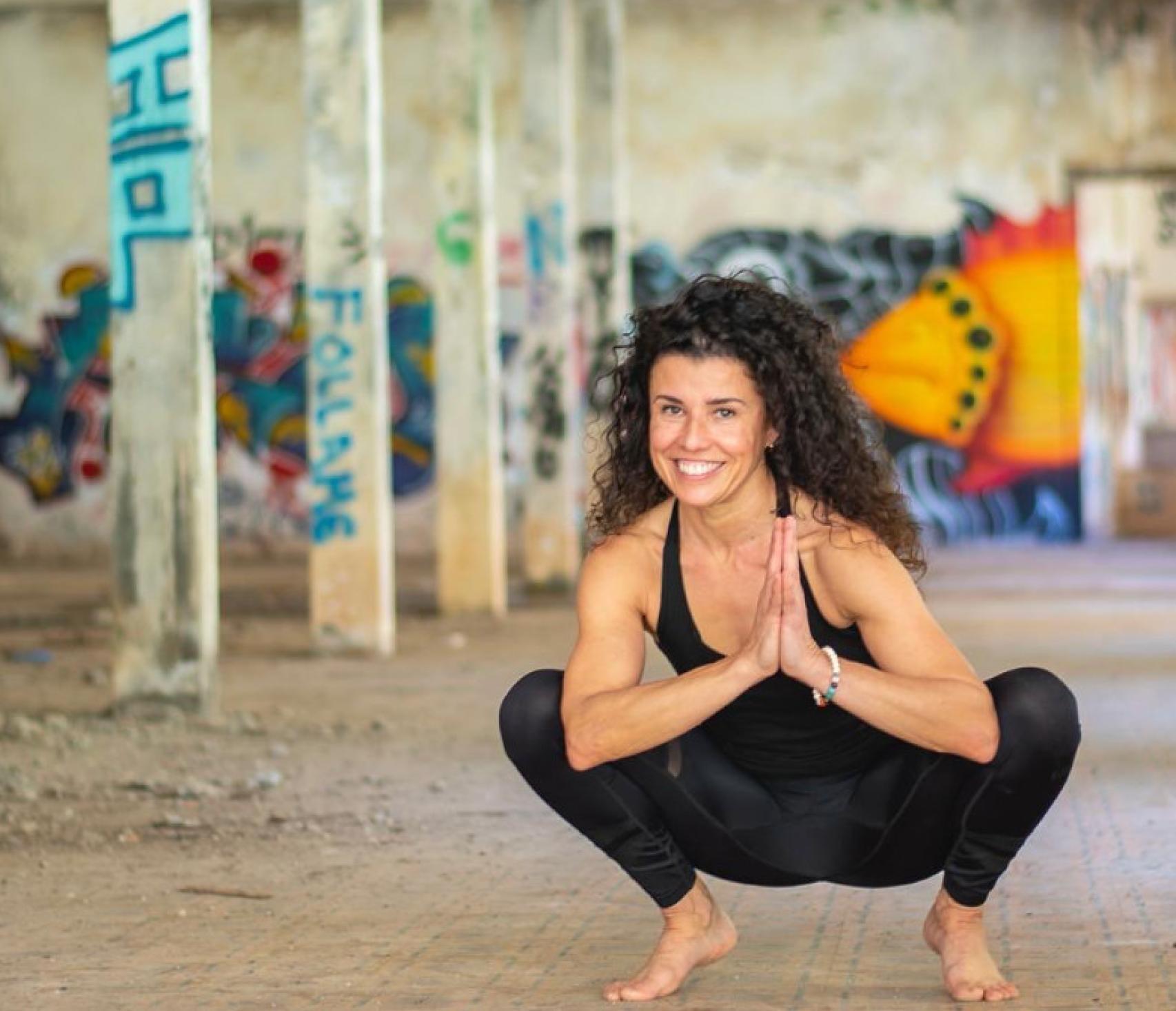 Nuria Gutiérrez practicando yoga durante una sesión de fotos
