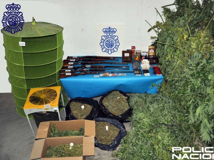 La droga y las armas incautadas.