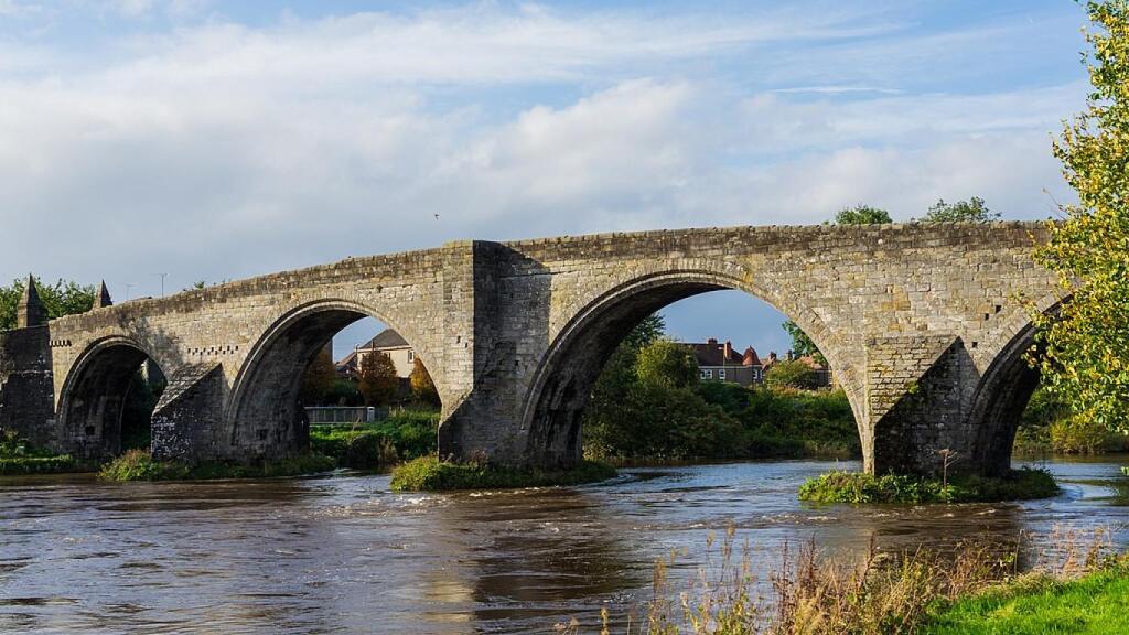La calzada apareció en las cercanías del viejo puente de Stirling, Escocia