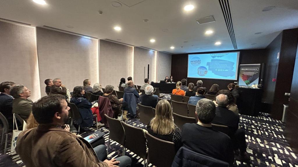 Elche realiza una exposición en un hotel de Lisboa.